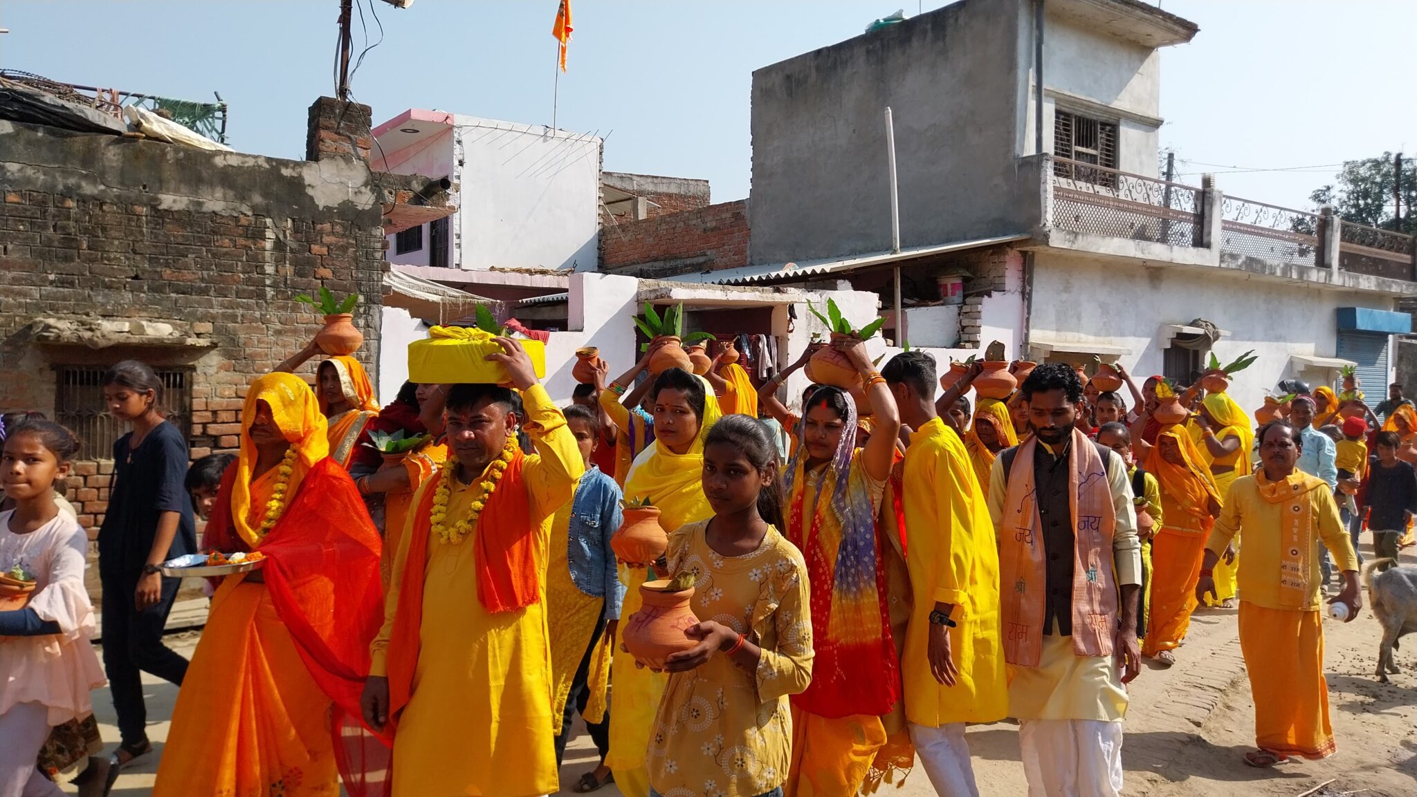 बाराबंकी : दुल्हदेपुर गाँव मे भव्य कलश यात्रा के साथ श्रीमद्भागवत कथा का शुभारंभ किया गया।