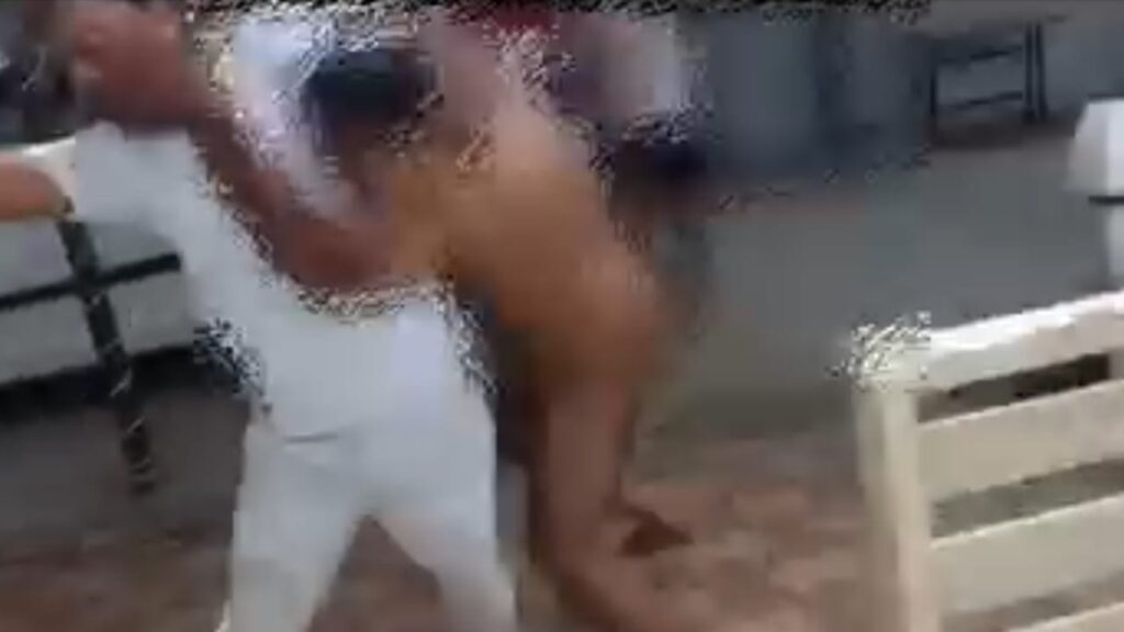 UP News हापुड़ होटल में प्रेमी संग पकड़ी गई पत्नी