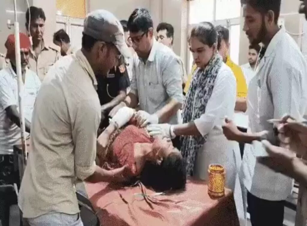 UP News: मैनपुरी में सिरफिरे आशिक ने छात्रा को मारी 4 गोलियां 