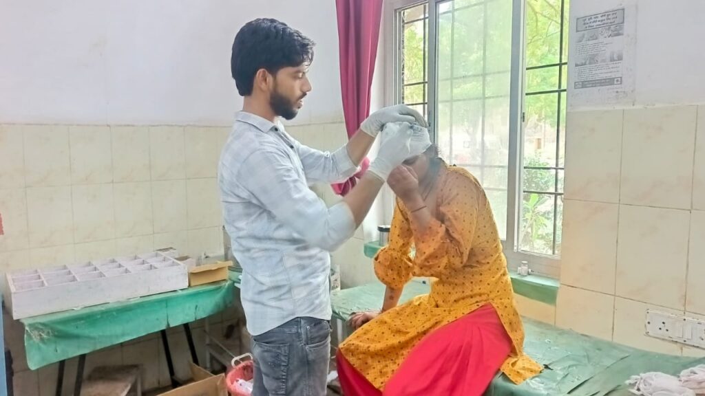 Barabanki मेडिकल स्टोर संचालक की पत्नी और प्रेमिका के बीच जमकर हुई मारपीट