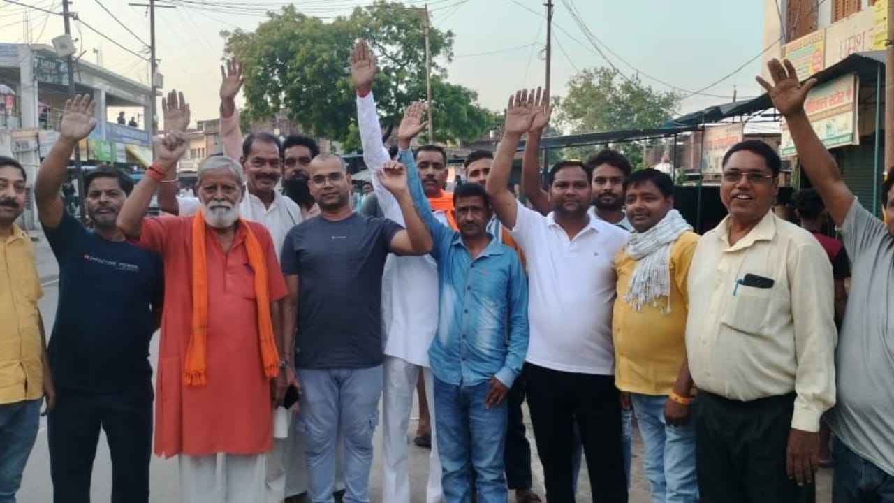 Barabanki बाराबंकी में मंत्री एके शर्मा की टिप्पणी पर वैश्य-व्यापारी समाज का फूटा गुस्सा। टिकैतनगर में पैदल मार्च निकालकर इस्तीफे की मांग, 'अमर्यादित भाषा' पर जताया कड़ा विरोध।