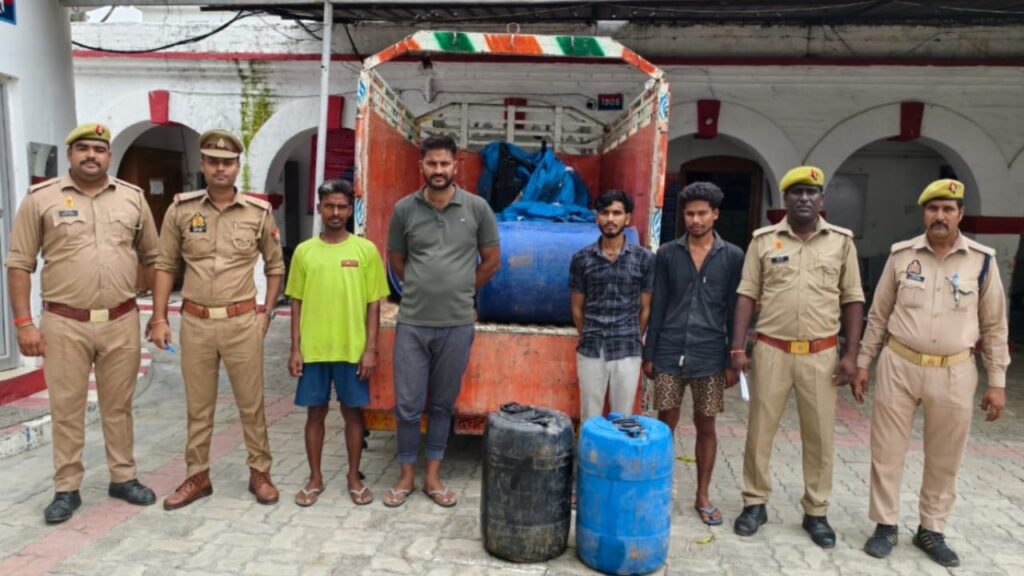 Barabanki बाराबंकी पुलिस की बड़ी कार्रवाई: लोनीकटरा में हाईवे पर डीजल-पेट्रोल चोरी करने वाले 4 शातिर चोर गिरफ्तार। 670 लीटर ईंधन व पिकअप वाहन बरामद। जानें गिरोह का खुलासा कैसे हुआ।