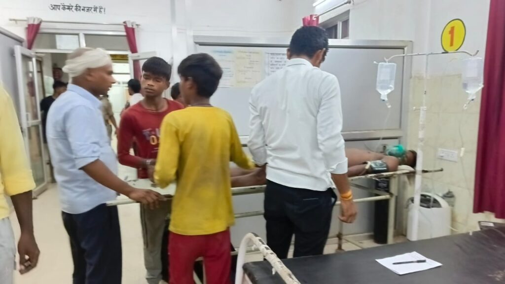 Barabanki बाराबंकी: औसानेश्वर महादेव मंदिर में करंट फैलने से भीषण भगदड़, 2 श्रद्धालुओं की मौत और 38 घायल। CM योगी ने जताया दुख, यूपी सरकार ने आर्थिक सहायता की घोषणा की।