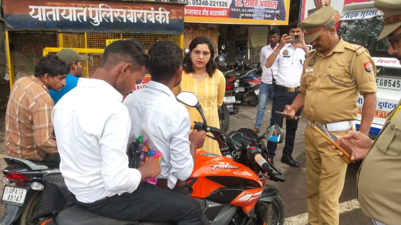 Barabanki: बिना हेलमेट-सीटबेल्ट गाड़ी चलाने वालों पर ARTO और TSI ने गिराई गाज, 22 लोगों के काटे चालान 