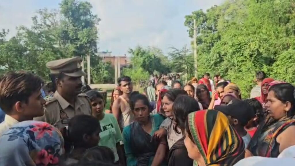 Barabanki: संदिग्ध परिस्थितियों में पेड़ से लटका मिला लखनऊ के लिए निकले युवक का शव, प्रभारी मंत्री के सामने प्रदर्शन के बाद दर्ज हो सकी आरोपियों पर FIR