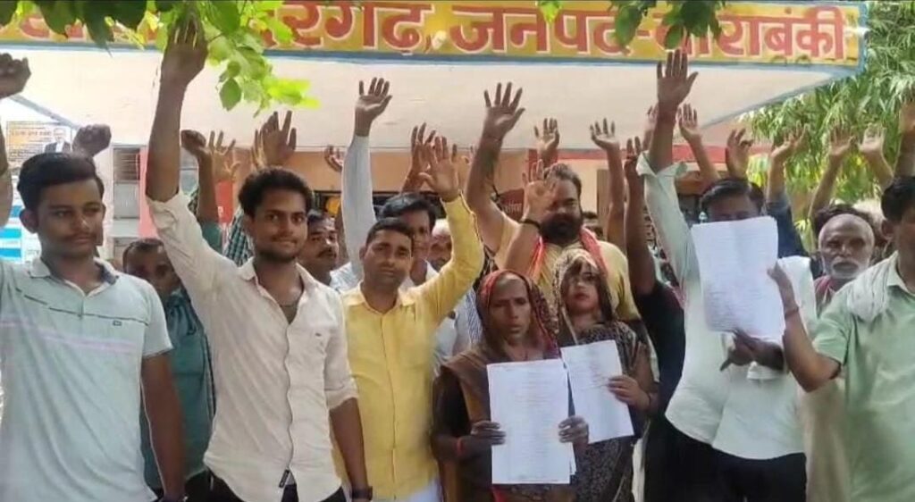 Barabanki: जलनिकासी की समस्या को लेकर ग्रामीणों का हंगामा, वन क्षेत्राधिकारी पर 1 लाख की रिश्वत मांगने का आरोप