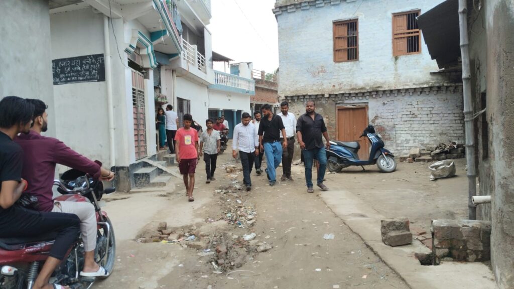 Barabanki: अधिकारियों की उदासीनता और ठेकेदार की मनमानी ने बढ़ाई ग्रामीणों की मुश्किलें, टूटी सड़कों-कीचड़ और जलजमाव से लोग परेशान