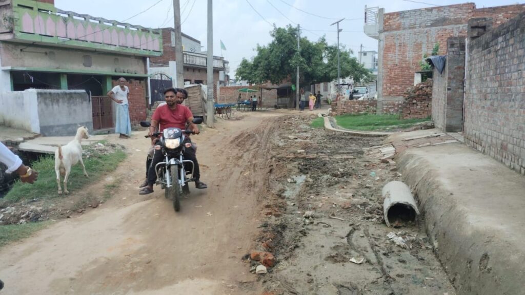 Barabanki: अधिकारियों की उदासीनता और ठेकेदार की मनमानी ने बढ़ाई ग्रामीणों की मुश्किलें, टूटी सड़कों-कीचड़ और जलजमाव से लोग परेशान
