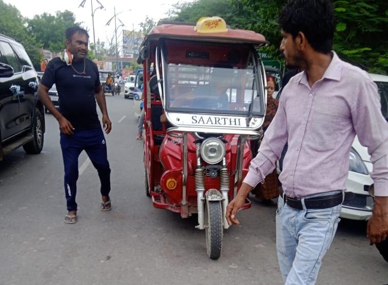 Barabanki: भगवान भरोसे महिलाओं की सुरक्षा! शहर की सड़को पर बिना नंबर प्लेट ई-रिक्शा और ऑटो की भरमार, लखनऊ की घटना से सबक नहीं ले रहे जिम्मेदार 