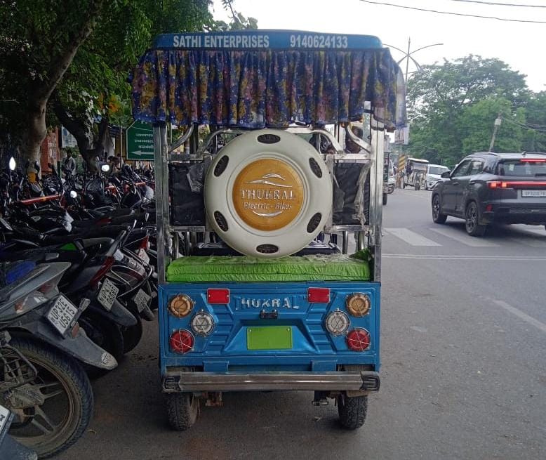 Barabanki: भगवान भरोसे महिलाओं की सुरक्षा! शहर की सड़को पर बिना नंबर प्लेट ई-रिक्शा और ऑटो की भरमार, लखनऊ की घटना से सबक नहीं ले रहे जिम्मेदार 