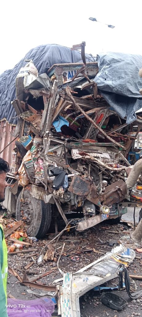 Barabanki: लखनऊ-अयोध्या हाईवे पर भीषण हादसा, खड़े डंपर में पीछे से घुसा ट्रक, ड्राइवर की मौके पर दर्दनाक मौत