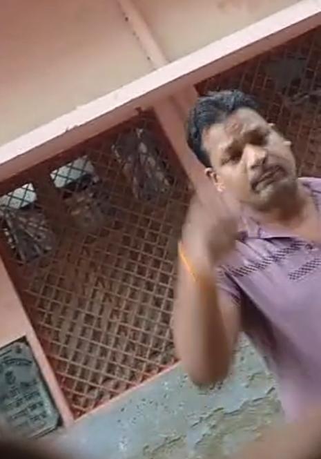 Barabanki: वर्दी की धौंस दिखाकर सिपाही ने नाबालिग बहनों के साथ की अभद्रता, सार्वजनिक तौर पर चरित्र हनन का भी आरोप; एसपी और सीएम से न्याय की गुहार