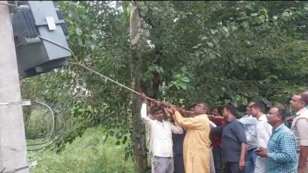 UP News: "ख़ुद आकर बदलवा लो!" — JE के जवाब से भड़के मंत्री, रस्सी लेकर खुद उतारा ट्रांसफॉर्मर; अपनी ही सरकार में दिया धरना, VIDEO वायरल होने पर मचा बवाल