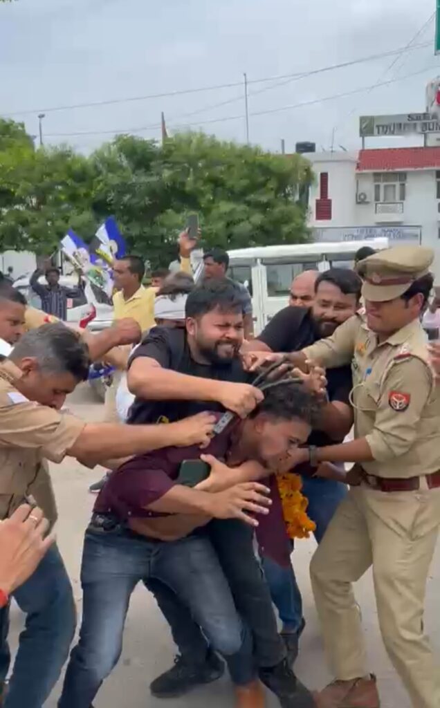 UP News: स्वामी प्रसाद मौर्य पर हमला, स्वागत के दौरान दो युवकों ने जड़े थप्पड़, समर्थकों ने दोनों को जमकर पीटा... Video