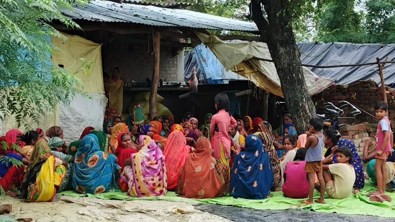 Barabanki:  किचन में झाड़ू लगाते समय ज़हरीले सांप ने किशोरी को डसा, अस्पताल पहुंचने से पहले तोड़ा दम, परिवार में कोहराम