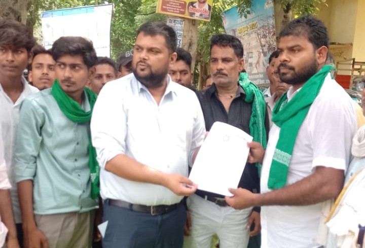 Barabanki: खाद की किल्लत समेत विभिन्न मांगों को लेकर भाकियू टिकैत गुट ने धरना प्रदर्शन कर तहसील प्रशासन को सौंपा ज्ञापन