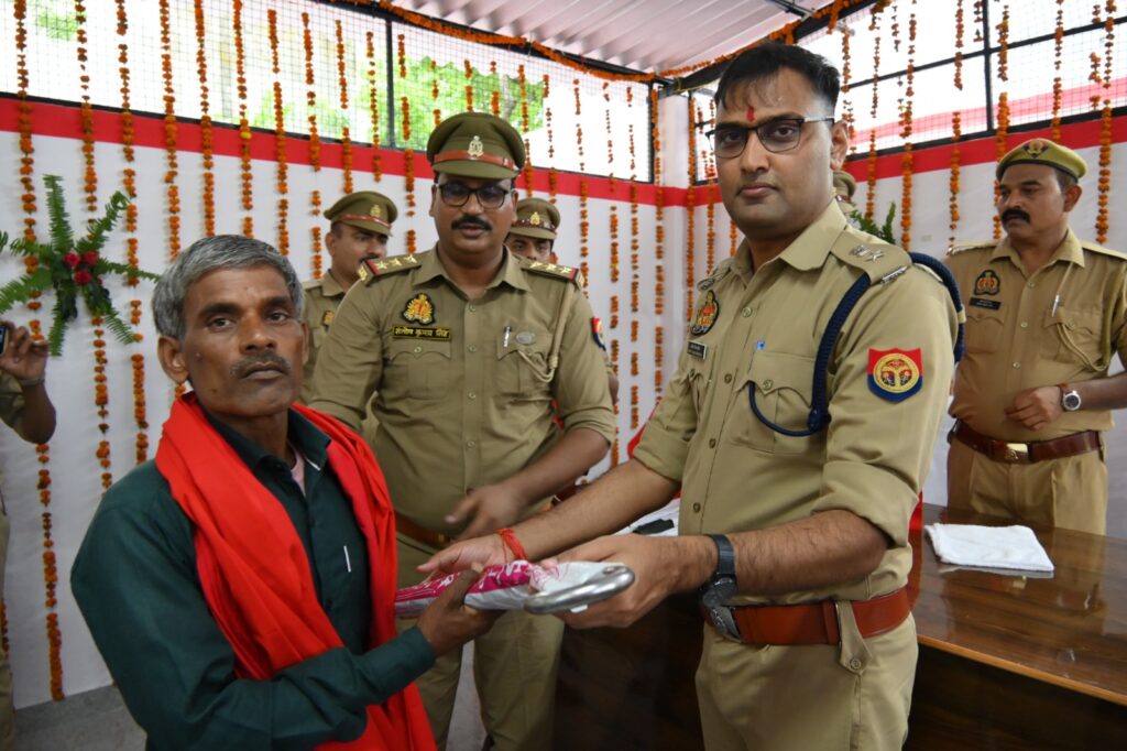 Barabanki: कानून व्यवस्था के साथ थाने के विकास को भी रफ्तार दे रहे इंस्पेक्टर संतोष सिंह, जैदपुर थाने पर नवनिर्मित मीटिंग हॉल का एसपी ने किया उद्घाटन