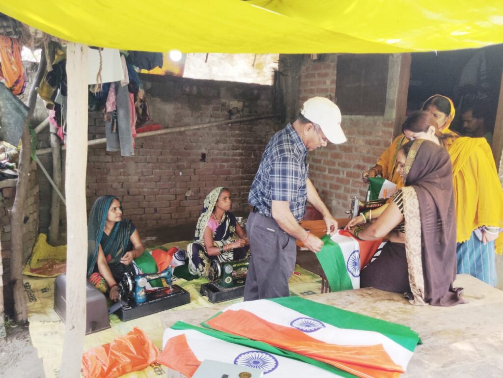 Barabanki: 32 हज़ार तिरंगे बनाकर आत्मनिर्भर भारत की भावना को साकार कर रही स्वयं सहायता समूह की महिलाएं, BDO भी हुए कारीगरी, मेहनत और हुनर के कायल 