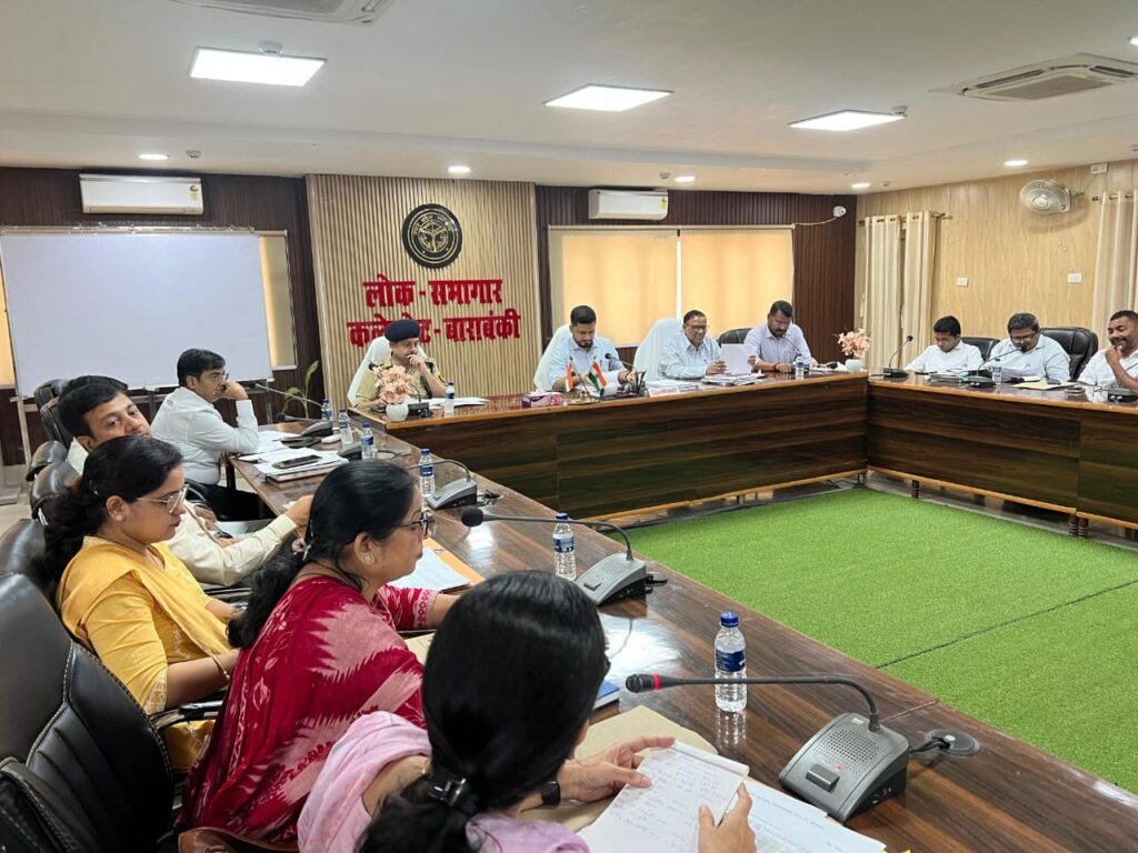 Barabanki: लापरवाह अधिकारियों पर सख्त हुए डीएम शशांक त्रिपाठी, तीन को थमाया कारण बताओ नोटिस, EO बंकी का वेतन रोका; मचा हड़कंप 