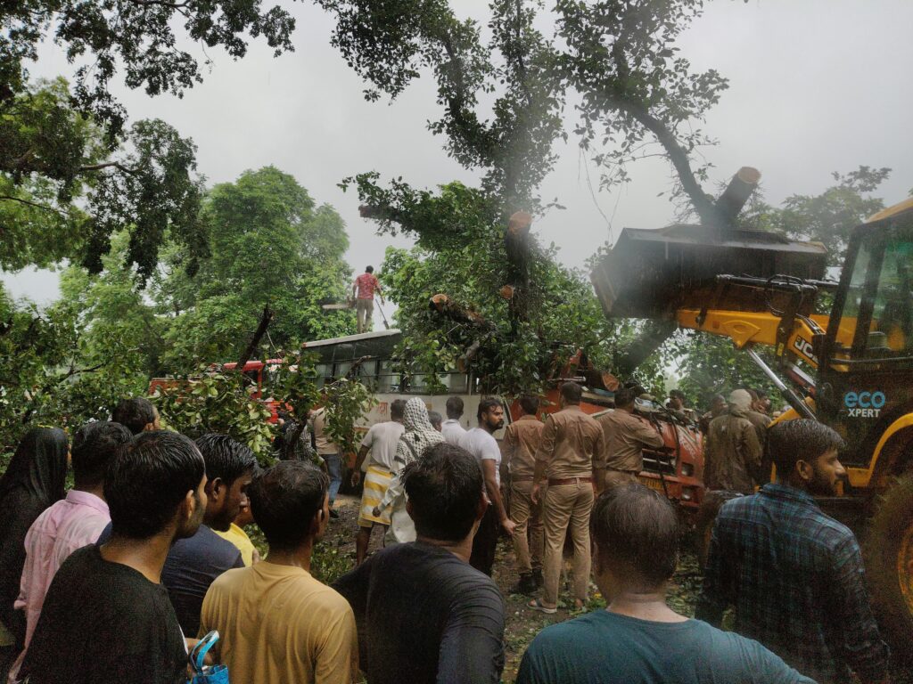 Barabanki: तेज़ बारिश के चलते दर्दनाक हादसा, चलती रोडवेज बस पर गिरा विशालकाय पेड़, 4 महिलाओं समेत ड्राइवर की मौत, मचा कोहराम 