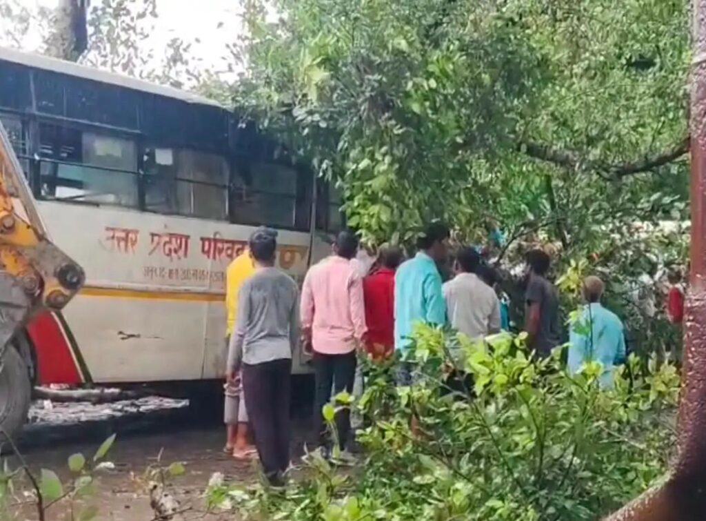 Barabanki: तेज़ बारिश के चलते दर्दनाक हादसा, चलती रोडवेज बस पर गिरा विशालकाय पेड़, 4 महिलाओं समेत ड्राइवर की मौत, मचा कोहराम 