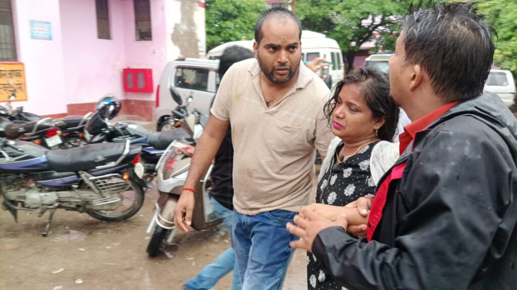 Barabanki: तेज़ बारिश के चलते दर्दनाक हादसा, चलती रोडवेज बस पर गिरा विशालकाय पेड़, 4 महिलाओं समेत ड्राइवर की मौत, मचा कोहराम 