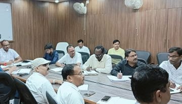 UP News: डीएम की Zoom मीटिंग में पोर्न वीडियो चलने से हड़कंप, महिला अधिकारी मीटिंग छोड़कर भागी, FIR दर्ज