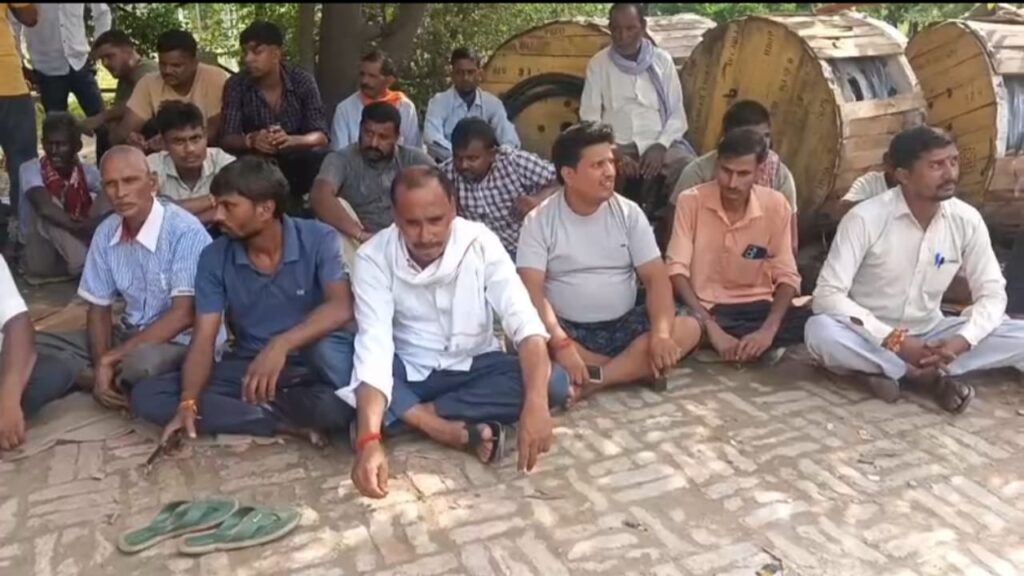 Barabanki: मंत्री सतीश शर्मा का लेटरपैड भी हुआ बेअसर, बिजली विभाग ने नहीं बदला जला ट्रांसफार्मर, नाराज़ ग्रामीणों का पावर हाउस पर प्रदर्शन