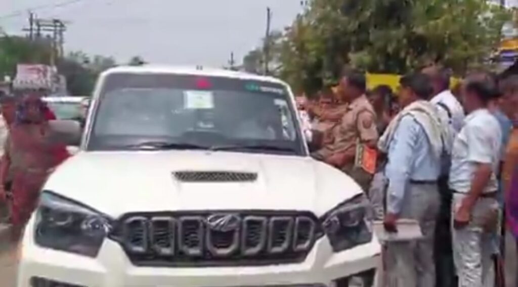 UP News: “चल हट, भाग यहां से”, बीच सड़क दिखा सत्ता का घमंड, भाजपा MLC के बेटे की ट्रैफिक सिपाही से बदसलूकी, देखे वायरल Video 