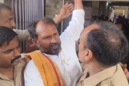 UP News: बलिया में BJP नेता का हाई वोल्टेज ड्रामा, इंजीनियर को जूतों से पीटा, पुलिस से भी की धक्कामुक्की, घसीटते हुए गाड़ी तक ले गई पुलिस