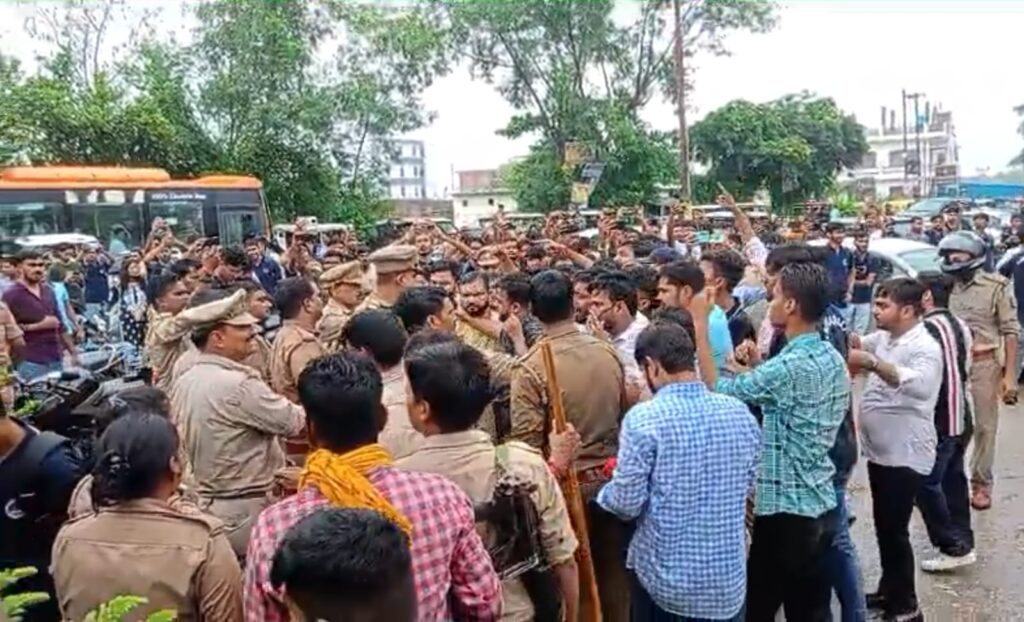 Barabanki:  लाठीचार्ज के विरोध में DM आवास पर ABVP का उग्र प्रदर्शन, आवास में फेंका जलता हुआ पुतला, जमकर लगाए पुलिस-प्रशासन मुर्दाबाद के नारे