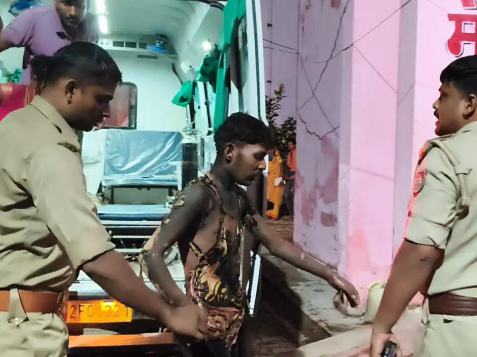 Barabanki: प्रेमिका से मिलने पहुंचे युवक पर पेट्रोल डालकर ज़िंदा जलाने का किया प्रयास, गंभीर हालत में ज़िला अस्पताल रेफर 