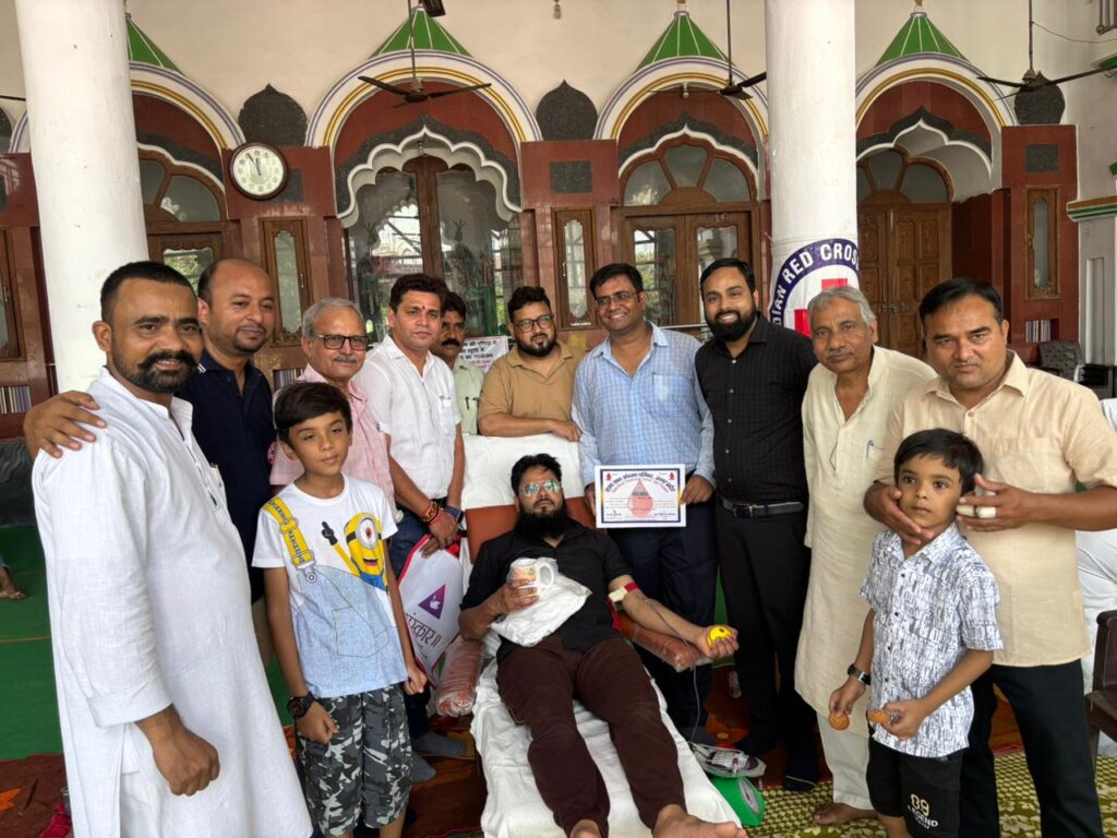UP News: हुजूर पाक ﷺ की आमद के 1500 साल पूरे होने पर रक्तदान शिविर का आयोजन, महिलाओं समेत 56 लोगों ने किया रक्तदान