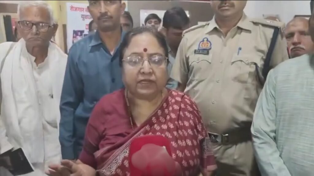 UP News:  बैठक में अधिकारियों की गैरहाज़िरी से भड़कीं कैबिनेट मंत्री बेबी रानी मौर्य, बोलीं– "किसानों की समस्याओं को सुनना ही नहीं चाहते अधिकारी"
