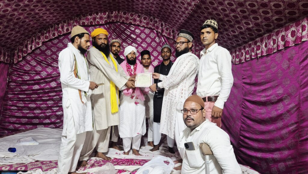 Barabanki: रानीकटरा में जश्न-ए-दस्तारबंदी का आयोजन, दीन के साथ दुनियावी शिक्षा पर दिया गया जोर