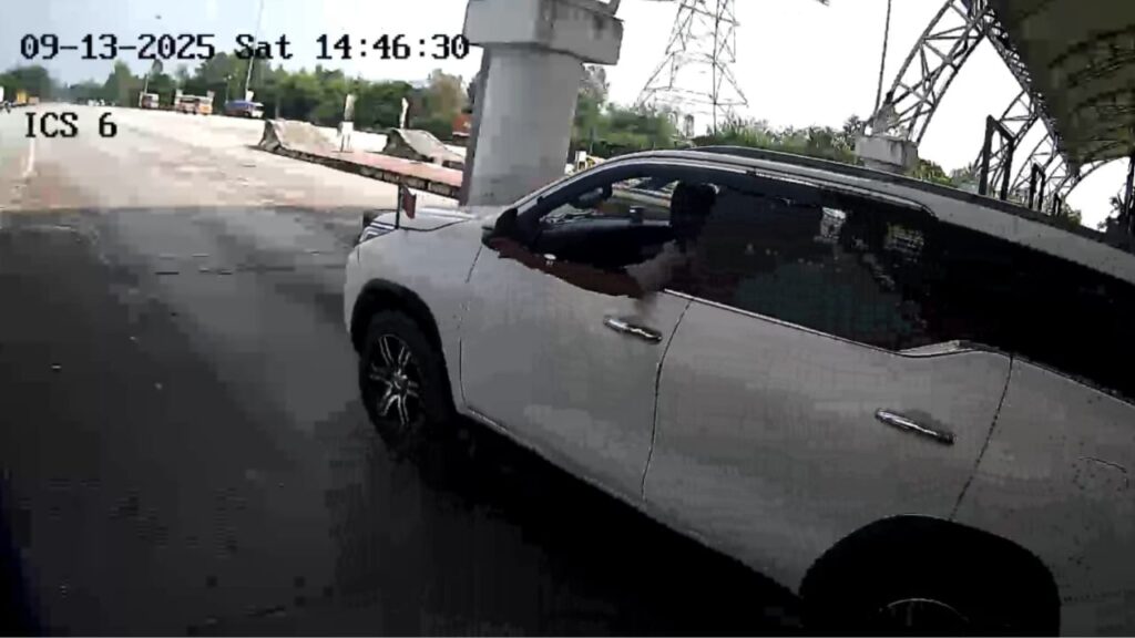 Barabanki: बीजेपी विधायक दिनेश रावत के समर्थकों की गुंडागर्दी, विधायक की मौजूदगी में टोल प्लाज़ा पर मचाया उत्पात; कर्मियों को पीटा, बूम बैरियर तोड़ने का भी आरोप, सीसीटीवी में क़ैद हुई घटना 