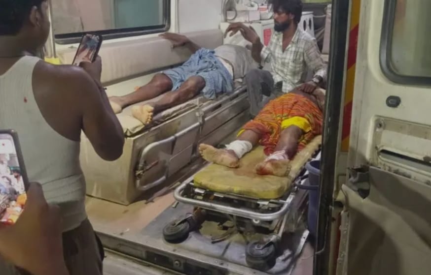 Barabanki:  बेकाबू होकर सड़क किनारे मकान में घुसा तेज़ रफ़्तार अनियंत्रित ट्रक, दंपति गंभीर रूप से घायल