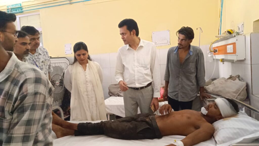 UP News: गोंडा में जर्जर मकान की छत गिरने से बड़ा हादसा, चार मज़दूर मलबे में दबे; एक की मौत, तीन की हालत गंभीर