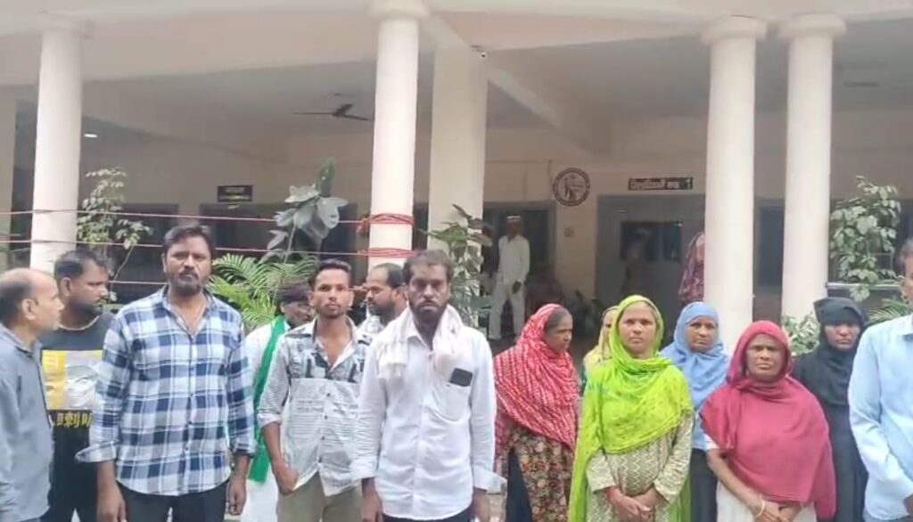 Barabanki: कब्रिस्तान पर अवैध कब्ज़े की कोशिश से मचा बवाल, आक्रोशित लोगों ने डीएम कार्यालय पर किया प्रदर्शन