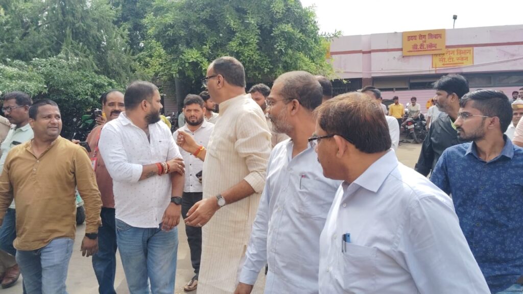 Barabanki: डिप्टी सीएम ने ज़िला अस्पताल का किया औचक निरीक्षण, गंदगी और शिकायतों पर भड़के बृजेश पाठक; दिए सख़्त निर्देश