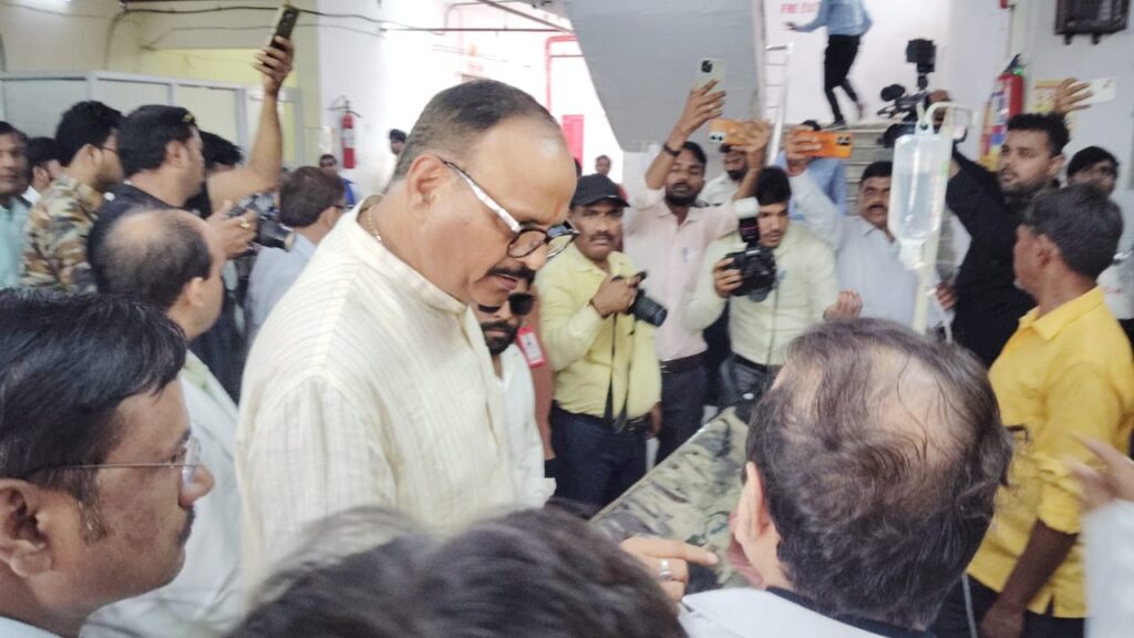 Barabanki: डिप्टी सीएम ने ज़िला अस्पताल का किया औचक निरीक्षण, गंदगी और शिकायतों पर भड़के बृजेश पाठक; दिए सख़्त निर्देश