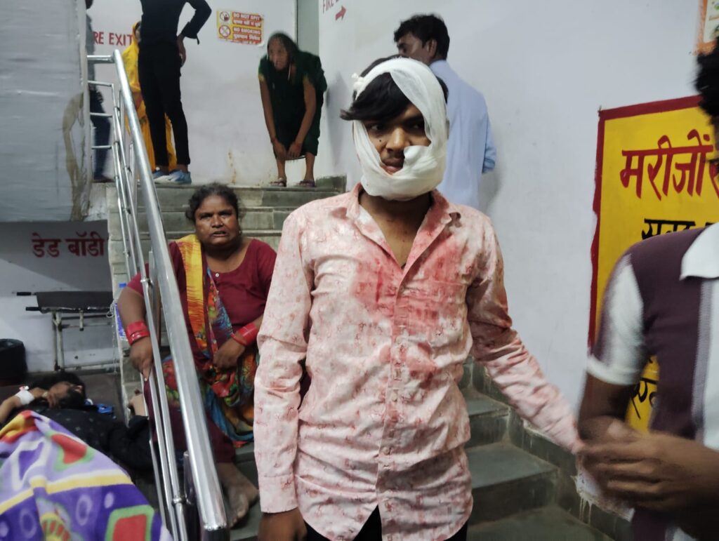 Barabanki: पूर्व सभासद और गुर्गों ने ई-रिक्शा चालक पर चाकू से किया जानलेवा हमला, घटना के बाद इलाक़े में दहशत