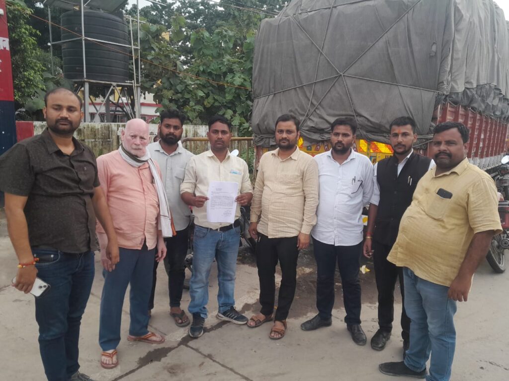 Barabanki:  सफाई कर्मी ने दर्जनों साथियों के साथ पत्रकार के घर बोला हमला, जमकर की तोड़फोड़; आधा दर्जन गिरफ्तार