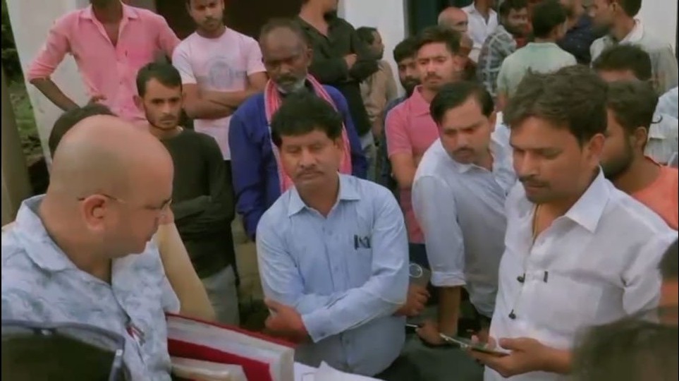 Barabanki:  बेशकीमती सरकारी ज़मीन कब्ज़ा कर दबंगों ने बनवा डाला स्कूल, मकान और दुकान, शिकायत पर राजस्व विभाग ने शुरू की कार्रवाई