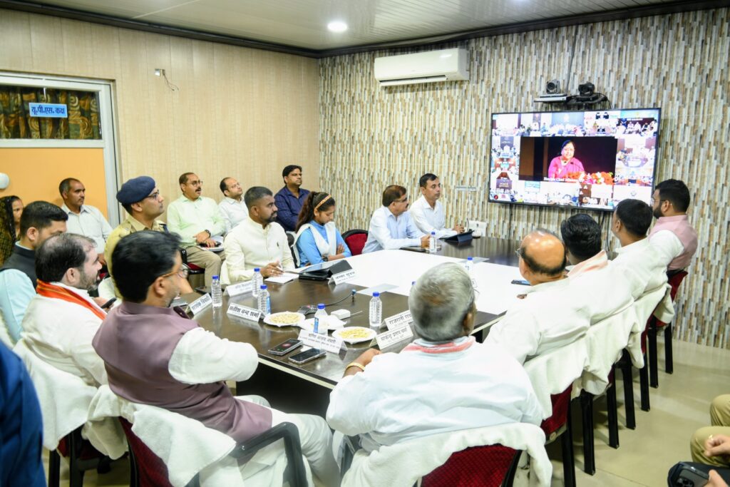 Barabanki: सीएम योगी ने मिशन शक्ति 5.0 का किया आगाज़, रोल मॉडल पूजा पाल के परिजनों को मिला सीएम आवास का स्वीकृति पत्र