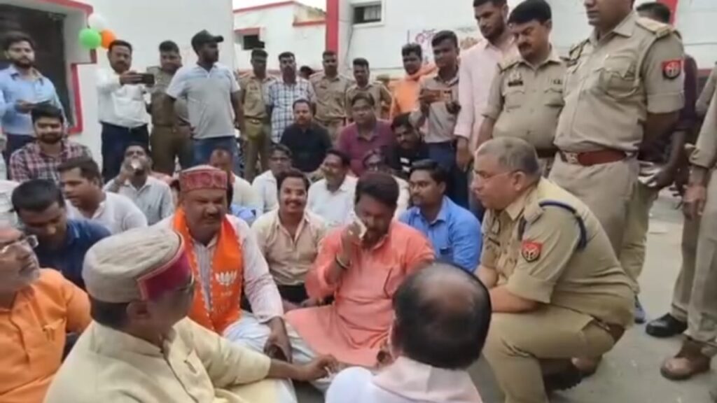 UP News: उठक-बैठक लगाने से इंकार पर दारोगा ने भाजपा नेता को पीटा, मचा बवाल; अपनी ही सरकार में धरने पर बैठे भाजपाई 