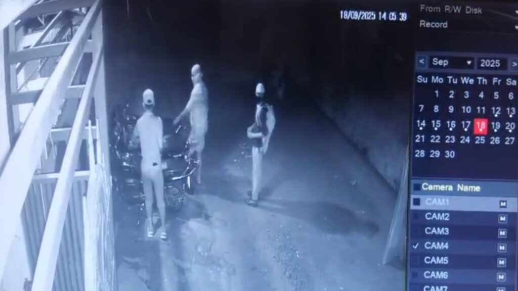 Lucknow: बाइक चोरी की वारदात CCTV में क़ैद, लेकिन पुलिस नहीं दर्ज कर रही FIR, थाने पर पीड़ित को दी गई अजब-गजब सलाह