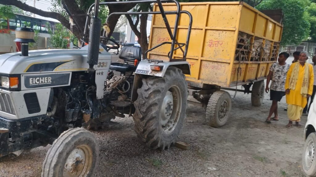 Barabanki: भाजपा नेता पर गौवंश तस्करी के आरोप से मचा हड़कंप, सरकारी कैटल कैचर वाहन में पकड़े गए प्रतिबंधित पशु