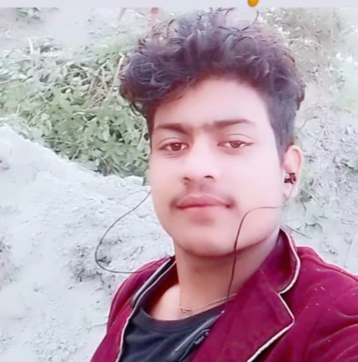 Barabanki: गुजरात कमाने गए युवक की संदिग्ध मौत, आरोपियों पर FIR में हीलाहवाली से भड़के ग्रामीण, चौराहे पर शव रखकर किया प्रदर्शन