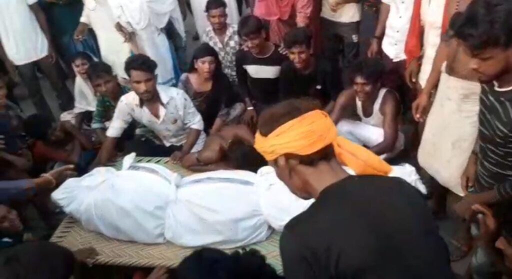 Barabanki के कमोली गांव का युवक मजदूरी के लिए गुजरात गया था, लेकिन संदिग्ध परिस्थितियों में मौत हो गई। शव पर चोटों के निशान देखकर परिजनों ने ठेकेदार पर हत्या का आरोप लगाया। पुलिस की लापरवाही से भड़के ग्रामीणों ने शव चौराहे पर रखकर प्रदर्शन किया।